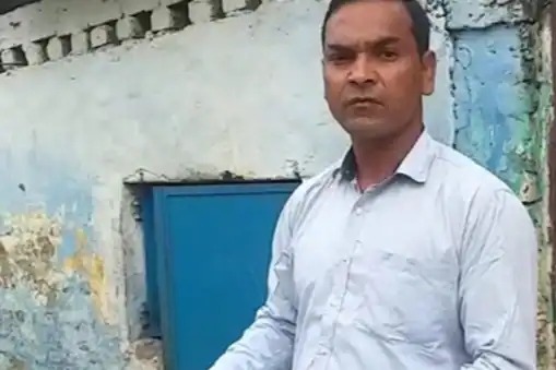 ... So the young man stood before the authorities with proof that he was alive | Jara hatke: ...म्हणून जिवंत असल्याचे पुरावे घेऊन अधिकाऱ्यांसमोर उभा राहिला हा तरुण ... So the young man stood before the authorities with proof that he was alive | Jara hatke: ...म्हणून जिवंत असल्याचे पुरावे घेऊन अधिकाऱ्यांसमोर उभा राहिला हा तरुण