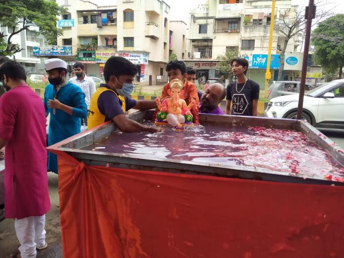 ganesh immersion begins in Nashik | नाशिकमध्ये गणेश विसर्जनाला प्रारंभ; भावपूर्ण वातावरणात लाडक्या गणरायाला निरोप ganesh immersion begins in Nashik | नाशिकमध्ये गणेश विसर्जनाला प्रारंभ; भावपूर्ण वातावरणात लाडक्या गणरायाला निरोप
