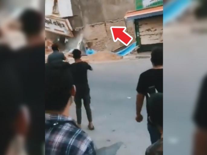 accident because of construction work, three storey building collapsed viral video | क्षणार्धात पत्त्यासारखी कोसळली इमारत, कारण; शेजाऱ्याची 'ही' छोटीशी चूक, दुर्घटना कॅमेऱ्यात कैद accident because of construction work, three storey building collapsed viral video | क्षणार्धात पत्त्यासारखी कोसळली इमारत, कारण; शेजाऱ्याची 'ही' छोटीशी चूक, दुर्घटना कॅमेऱ्यात कैद