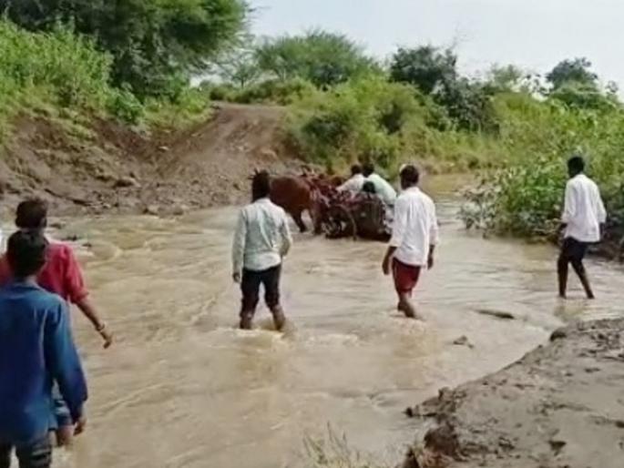 As there was no bridge over the Karpara river, the ambulance stopped, and finally the dead body was taken by bullock cart | विदारक ! नदीवर पूल नसल्याने रुग्णवाहिका थांबली, अखेर बैलगाडीतून नेला मृतदेह As there was no bridge over the Karpara river, the ambulance stopped, and finally the dead body was taken by bullock cart | विदारक ! नदीवर पूल नसल्याने रुग्णवाहिका थांबली, अखेर बैलगाडीतून नेला मृतदेह