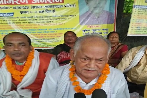 patna rumor about death of vip mla musafir paswan gets viral in bihar | 'अरे मी अजून जिवंत आहे'; स्वत:च्या मृत्यूची व्हायरल पोस्ट पाहून आमदारानेच सांगितलं 'सत्य' patna rumor about death of vip mla musafir paswan gets viral in bihar | 'अरे मी अजून जिवंत आहे'; स्वत:च्या मृत्यूची व्हायरल पोस्ट पाहून आमदारानेच सांगितलं 'सत्य'