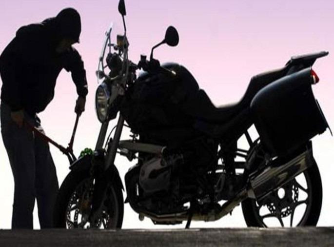 One to steal, another to sell and another to buy! Bike Thief gang busted in Satara | एक चोरी करायचा, दुसरा विकायचा अन् तिसरा खरेदी करायचा! सराईत दुचाकीचोर टोळीचा पर्दाफाश One to steal, another to sell and another to buy! Bike Thief gang busted in Satara | एक चोरी करायचा, दुसरा विकायचा अन् तिसरा खरेदी करायचा! सराईत दुचाकीचोर टोळीचा पर्दाफाश