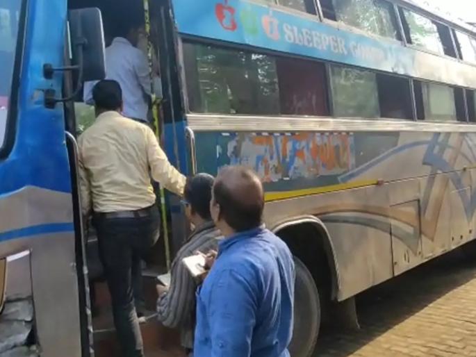 Rape of a minor girl in a moving bus, conductor absconding, driver in police custody | चालत्या बसमध्ये अल्पवयीन मुलीवर बलात्कार, कंडक्टर फरार, चालक पोलिसांच्या ताब्यात Rape of a minor girl in a moving bus, conductor absconding, driver in police custody | चालत्या बसमध्ये अल्पवयीन मुलीवर बलात्कार, कंडक्टर फरार, चालक पोलिसांच्या ताब्यात