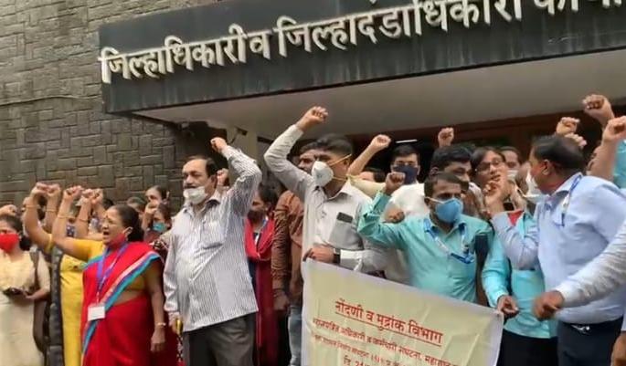 Indefinite strike of non-gazetted officers and employees of registration-stamps; Demonstrations outside the Collector's Office | नोंदणी -मुद्रांकच्या अराजपत्रित अधिकारी-कर्मचा-यांचा बेमुदत संप; जिल्हाधिकारी कार्यालयाबाहेर निदर्शने Indefinite strike of non-gazetted officers and employees of registration-stamps; Demonstrations outside the Collector's Office | नोंदणी -मुद्रांकच्या अराजपत्रित अधिकारी-कर्मचा-यांचा बेमुदत संप; जिल्हाधिकारी कार्यालयाबाहेर निदर्शने