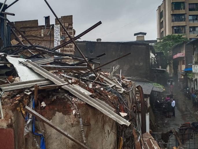 Breakdown of unauthorized construction of orchestra bars | ऑर्केस्ट्रा बारच्या अनधिकृत बांधकामावर तोडक कारवाई Breakdown of unauthorized construction of orchestra bars | ऑर्केस्ट्रा बारच्या अनधिकृत बांधकामावर तोडक कारवाई