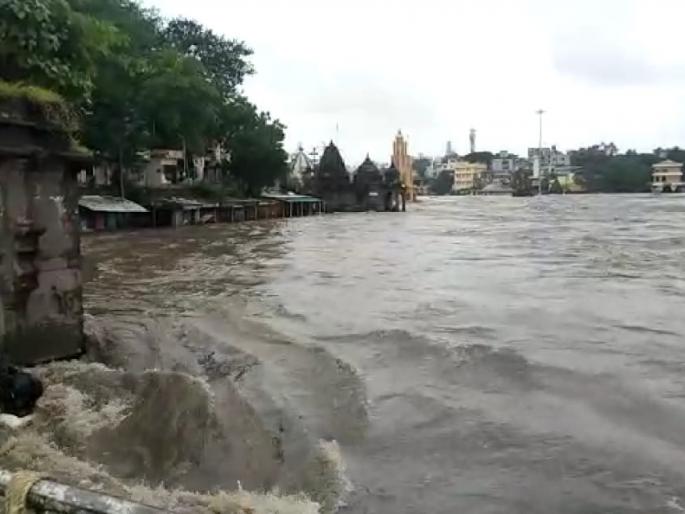 Godavari flooded due to discharge from Gangapur dam in Nashik | नाशिकमधील गंगापूर धरणातून विसर्ग करण्यात आल्याने गोदावरीला पूर