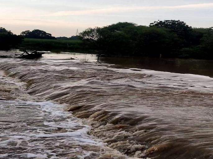 Bridge under construction due to heavy rains, alternative road under water; Traffic jam during Kalamb-Dhaki | जोरदार पावसाने निर्माणाधीन पूल, पर्यायी रस्ता पाण्याखाली; कळंब-ढाेकी दरम्यान वाहतूक ठप्प Bridge under construction due to heavy rains, alternative road under water; Traffic jam during Kalamb-Dhaki | जोरदार पावसाने निर्माणाधीन पूल, पर्यायी रस्ता पाण्याखाली; कळंब-ढाेकी दरम्यान वाहतूक ठप्प