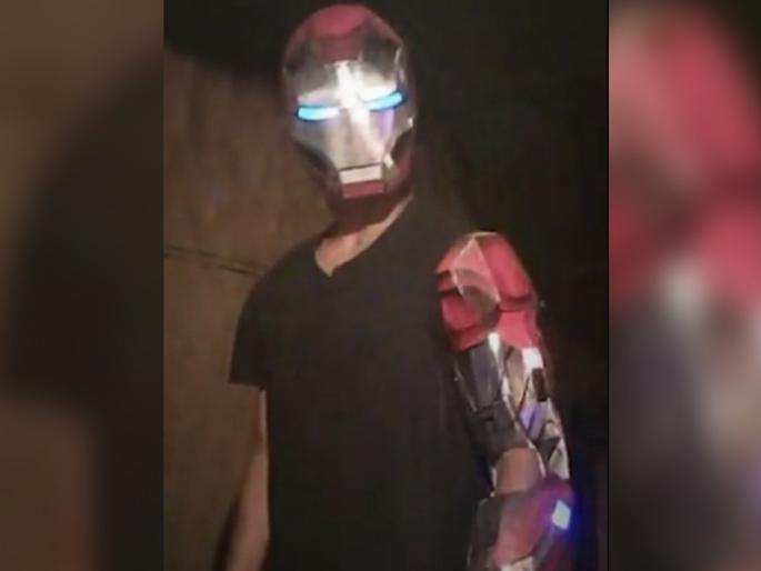 Industrialist Anand Mahindra tweets video of student who created iron man suit video goes viral | आनंद महिंद्रांना सापडला खराखुरा आर्यन मॅन, स्वत: जाऊन घेणार भेट... Industrialist Anand Mahindra tweets video of student who created iron man suit video goes viral | आनंद महिंद्रांना सापडला खराखुरा आर्यन मॅन, स्वत: जाऊन घेणार भेट...