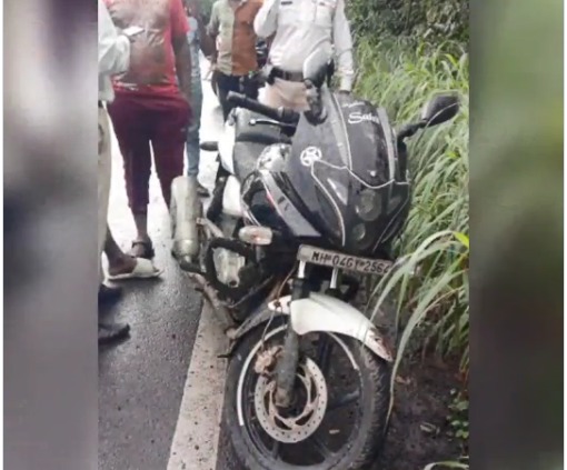 The pit took the life of two wheeler driver; Youth dies in Thane accident | Video : खड्ड्याने घेतला दुचाकीस्वाराचा जीव; ठाण्यात झालेल्या अपघातात युवकाचा मृत्यू The pit took the life of two wheeler driver; Youth dies in Thane accident | Video : खड्ड्याने घेतला दुचाकीस्वाराचा जीव; ठाण्यात झालेल्या अपघातात युवकाचा मृत्यू