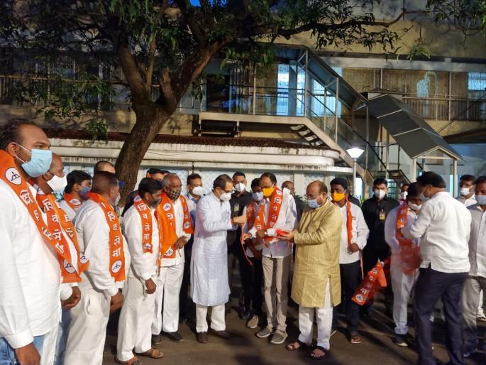 Big blow to BJP, 11 corporators from Jalgaon district joins Shiv sena in the presence of CM Uddhav Thackeray | भाजपाला मोठा धक्का, जळगाव जिल्ह्यातील ११ नगरसेवकांनी उद्धव ठाकरेंच्या उपस्थितीत हाती बांधले शिवबंधन Big blow to BJP, 11 corporators from Jalgaon district joins Shiv sena in the presence of CM Uddhav Thackeray | भाजपाला मोठा धक्का, जळगाव जिल्ह्यातील ११ नगरसेवकांनी उद्धव ठाकरेंच्या उपस्थितीत हाती बांधले शिवबंधन