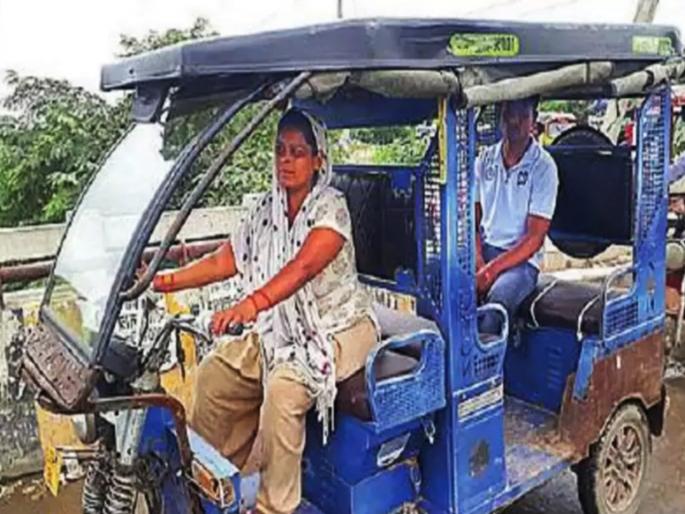 after death of husband woman started driving e rickshaw to support her family | हृदयस्पर्शी! पतीचा कोरोनाने मृत्यू झाला पण 'तिने' हार नाही मानली; ई-रिक्षा चालवून भरतेय कुटुंबाचं पोट after death of husband woman started driving e rickshaw to support her family | हृदयस्पर्शी! पतीचा कोरोनाने मृत्यू झाला पण 'तिने' हार नाही मानली; ई-रिक्षा चालवून भरतेय कुटुंबाचं पोट