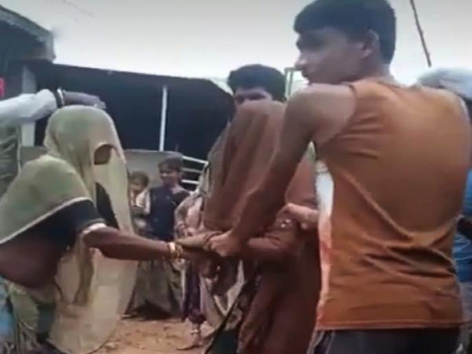 Corona Vaccine woman kept running away considering the vaccine as the cause of death | Corona Vaccine : कोरोना लसीचा धसका! लसीकरणासाठी नर्स घरी येताच महिला घरातून पळाली अन्...; Video व्हायरल Corona Vaccine woman kept running away considering the vaccine as the cause of death | Corona Vaccine : कोरोना लसीचा धसका! लसीकरणासाठी नर्स घरी येताच महिला घरातून पळाली अन्...; Video व्हायरल