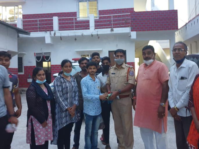 The Dhol Tasha group from Pune was stationed in Hyderabad | सुपारी पडली महागात, ढोल ताशा पथकाला ठेवले होते डांबून; १५ मुलींसह ६० जणांची सुटका The Dhol Tasha group from Pune was stationed in Hyderabad | सुपारी पडली महागात, ढोल ताशा पथकाला ठेवले होते डांबून; १५ मुलींसह ६० जणांची सुटका