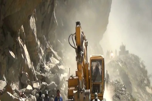 Thousands stranded on remote border with China, 100 days off road, food crisis | चीनच्या सीमेवरील दुर्गम भागात अडकले हजारो नागरिक, १०० दिवसांपासून रस्ता बंद, अन्नटंचाईचं संकट Thousands stranded on remote border with China, 100 days off road, food crisis | चीनच्या सीमेवरील दुर्गम भागात अडकले हजारो नागरिक, १०० दिवसांपासून रस्ता बंद, अन्नटंचाईचं संकट