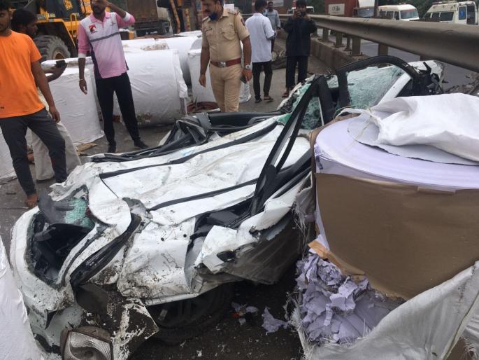 Terrible accident! The good rim in the trailer crashed into the car; The driver was crushed to death | भीषण उपघात! ट्रेलरमधील भली माेठी रिम कारवर काेसळली; चालकाचा चिरडून मृत्यू Terrible accident! The good rim in the trailer crashed into the car; The driver was crushed to death | भीषण उपघात! ट्रेलरमधील भली माेठी रिम कारवर काेसळली; चालकाचा चिरडून मृत्यू