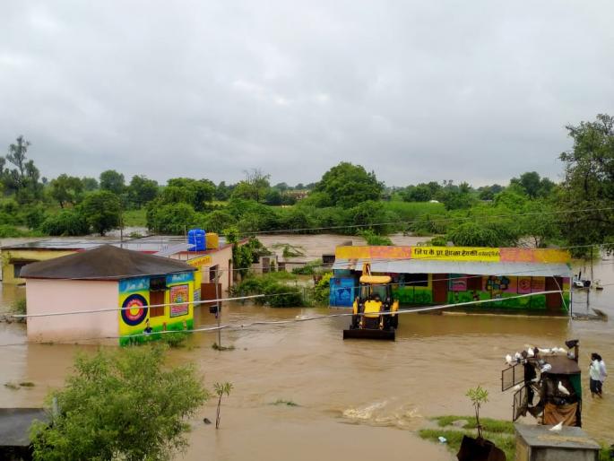 Due to heavy rains, hand crops were destroyed, rivers were flooded and many villages were cut off | अतिवृष्टीने हातची पिके गेली, नदीनाल्यांना पूर आल्याने अनेक गावांचा संपर्क तुटला