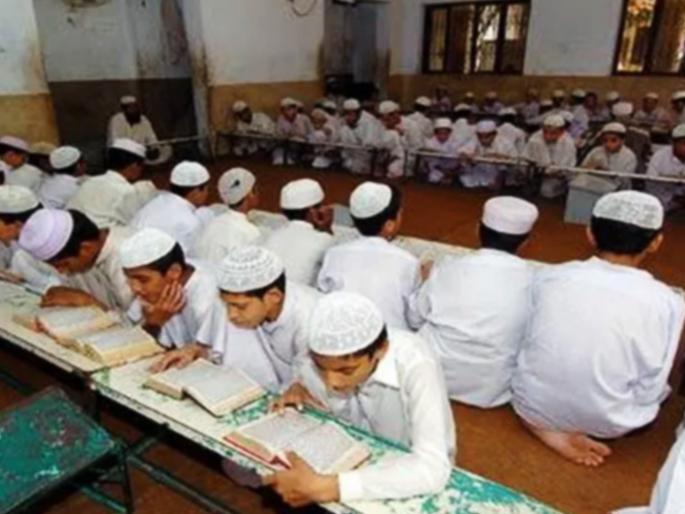 viral video of aligarh madarsa where students are tied with chain | संतापजनक! मदरशामध्ये मौलवीने मुलांना दिली तालिबानी शिक्षा; लोखंडी साखळीने बांधून ठेवलं अन्... viral video of aligarh madarsa where students are tied with chain | संतापजनक! मदरशामध्ये मौलवीने मुलांना दिली तालिबानी शिक्षा; लोखंडी साखळीने बांधून ठेवलं अन्...