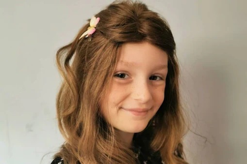 viral 8 year old girl rip out her hair bald due to stress of not meeting friends in lockdown | लॉकडाऊनचा दुष्परिणाम! चिमुकलीने पापण्या, डोक्यावरील केस काढले खेचून; अशी झाली भयंकर अवस्था viral 8 year old girl rip out her hair bald due to stress of not meeting friends in lockdown | लॉकडाऊनचा दुष्परिणाम! चिमुकलीने पापण्या, डोक्यावरील केस काढले खेचून; अशी झाली भयंकर अवस्था