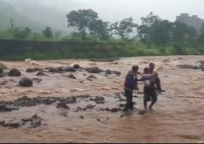 3 tourists from Khopoli's Zenith dam; Death of two women | खोपोलीच्या झेनिथ धबधब्यावरून ३ पर्यटक गेले वाहून; दोन महिलांचा मृत्यू 3 tourists from Khopoli's Zenith dam; Death of two women | खोपोलीच्या झेनिथ धबधब्यावरून ३ पर्यटक गेले वाहून; दोन महिलांचा मृत्यू