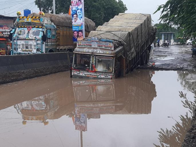 Due to torrential rains the rivers left the basin; The bridge on Jafrabad Road went under water and the traffic was jammed | मुसळधार पावसामुळे नद्यांनी पात्र सोडले; जाफराबाद रोडवरील पूल पाण्याखाली गेल्याने वाहतून ठप्प Due to torrential rains the rivers left the basin; The bridge on Jafrabad Road went under water and the traffic was jammed | मुसळधार पावसामुळे नद्यांनी पात्र सोडले; जाफराबाद रोडवरील पूल पाण्याखाली गेल्याने वाहतून ठप्प