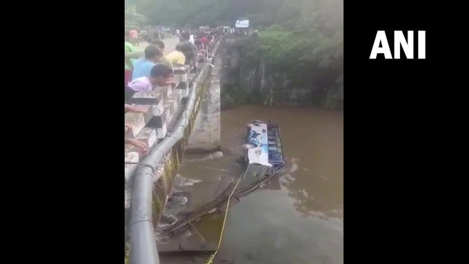 Four passengers died after a bus travelling from Tura to Shillong fell into Ringdi river | भीषण दुर्घटना! प्रवाशांनी भरलेली बस नदीत कोसळली! 4 प्रवाशांचा मृत्यू, 16 जण जखमी 