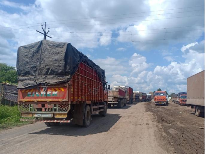 Vidarbha-Marathwada waiting ended after 35 hours due to receding of Painganga water | पैनगंगेचे पाणी ओसरल्याने ३५ तासानंतर विदर्भ-मराठवाड्याची वेटिंग संपली Vidarbha-Marathwada waiting ended after 35 hours due to receding of Painganga water | पैनगंगेचे पाणी ओसरल्याने ३५ तासानंतर विदर्भ-मराठवाड्याची वेटिंग संपली