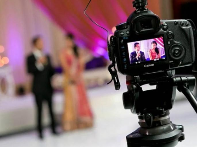 The groom's words were heard, the photographer deleted all the wedding photos in front of him | नवऱ्याचे ते बोल जिव्हारी लागले, फोटोग्राफरने त्याच्यासमोरच लग्नातील सर्व फोटो डिलीट केले The groom's words were heard, the photographer deleted all the wedding photos in front of him | नवऱ्याचे ते बोल जिव्हारी लागले, फोटोग्राफरने त्याच्यासमोरच लग्नातील सर्व फोटो डिलीट केले