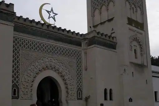 France launches major crackdown on Islamic extremism, closes 30 mosques, bans several organizations | इस्लामिक कट्टरवादाविरोधात फ्रान्सची मोठी कारवाई, ३० मशिदी केल्या बंद, अनेक संघटनांवर घातली बंदी France launches major crackdown on Islamic extremism, closes 30 mosques, bans several organizations | इस्लामिक कट्टरवादाविरोधात फ्रान्सची मोठी कारवाई, ३० मशिदी केल्या बंद, अनेक संघटनांवर घातली बंदी