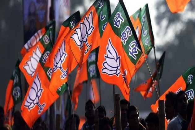 Another major blow to the BJP in West Bengal, MLA Krishna Kalyani's departure from the party | बंगालमध्ये भाजपाला अजून एक मोठा धक्का, आमदार कृष्ण कल्याणी यांची पक्षाला सोडचिठ्ठी Another major blow to the BJP in West Bengal, MLA Krishna Kalyani's departure from the party | बंगालमध्ये भाजपाला अजून एक मोठा धक्का, आमदार कृष्ण कल्याणी यांची पक्षाला सोडचिठ्ठी