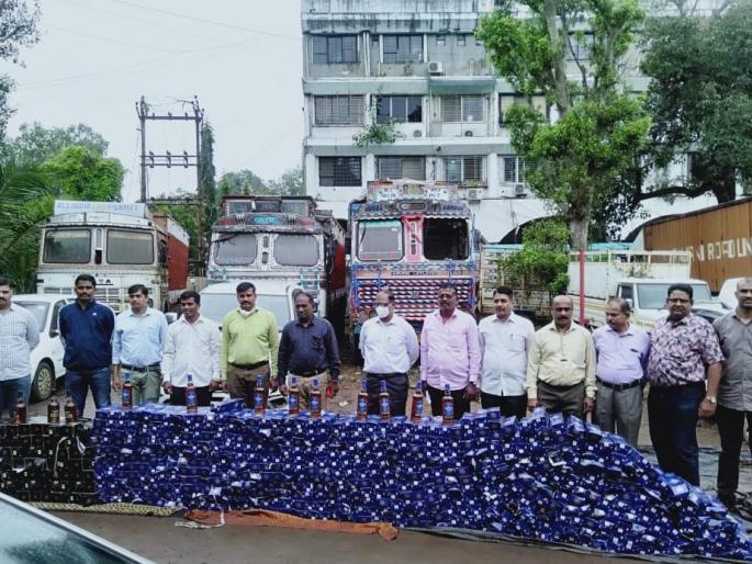Alcohol smuggling plot foiled during Gandhi Week; 480 bottles of liquor seized from Innova | गांधी सप्ताहात उधळला मद्य तस्करीचा डाव; इनोव्हातून ४८० मद्याच्या बाटल्या हस्तगत