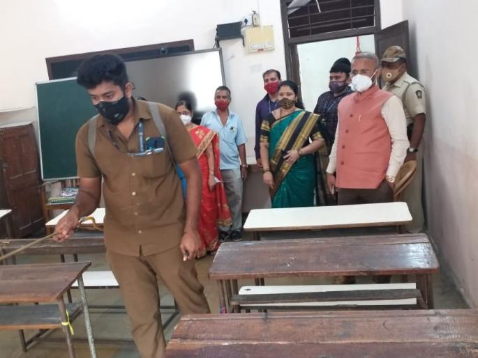 Students will be welcomed to school; Mayor inspects schools, officials open their ears about cleanliness | विद्यार्थ्यांचे होणार शाळेत स्वागत; महापौरांकडून शाळांची पाहणी, साफ सफाईबाबत केली अधिकाऱ्यांची कान उघाडणी