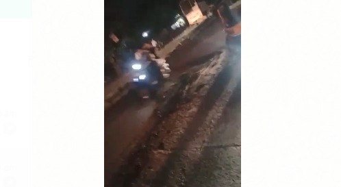 Speedy rickshaw overturned due to gravel; The shock of the accident was captured on a mobile camera | भरधाव रिक्षा खड्ड्यामुळे पलटी; अपघाताचा थरार मोबाईल कॅमेऱ्यात कैद .. Speedy rickshaw overturned due to gravel; The shock of the accident was captured on a mobile camera | भरधाव रिक्षा खड्ड्यामुळे पलटी; अपघाताचा थरार मोबाईल कॅमेऱ्यात कैद ..