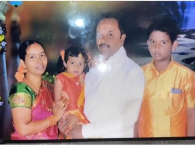 CoronaVirus Live Updates wife commits suicide with two children after losing husband to corona in bengaluru | CoronaVirus Live Updates : हृदयद्रावक! कोरोनामुळे पतीचा मृत्यू; विरह सहन न झाल्याने पत्नीची मुलांसह गळफास घेऊन आत्महत्या CoronaVirus Live Updates wife commits suicide with two children after losing husband to corona in bengaluru | CoronaVirus Live Updates : हृदयद्रावक! कोरोनामुळे पतीचा मृत्यू; विरह सहन न झाल्याने पत्नीची मुलांसह गळफास घेऊन आत्महत्या