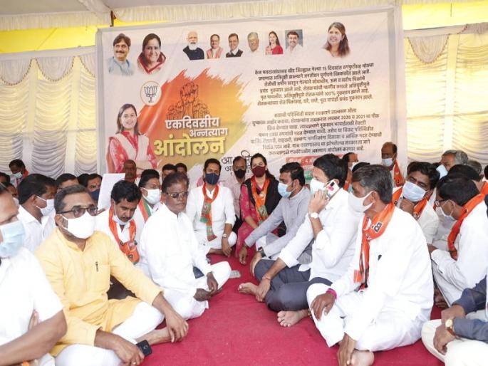 Compensate farmers at Rs 50,000 per hectare; MLA Namita Mundada made a demand in the hunger strike movement | शेतकऱ्यांना हेक्टरी ५० हजार नुकसान भरपाई द्या; नमिता मुंदडांनी केली अन्नत्याग आंदोलनात मागणी Compensate farmers at Rs 50,000 per hectare; MLA Namita Mundada made a demand in the hunger strike movement | शेतकऱ्यांना हेक्टरी ५० हजार नुकसान भरपाई द्या; नमिता मुंदडांनी केली अन्नत्याग आंदोलनात मागणी