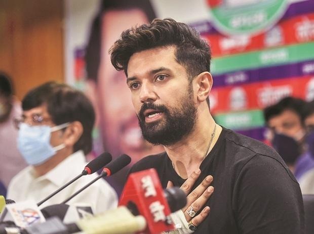 Two factions of Paswan's Lok Janshakti Party, Chirag and Pashupati Paras, formed new parties | पासवानांच्या Lok Janshakti Partyचे दोन तुकडे, Chirag Paswanआणि Pashupati Paras यांनी केली नव्या पक्षांची स्थापना Two factions of Paswan's Lok Janshakti Party, Chirag and Pashupati Paras, formed new parties | पासवानांच्या Lok Janshakti Partyचे दोन तुकडे, Chirag Paswanआणि Pashupati Paras यांनी केली नव्या पक्षांची स्थापना