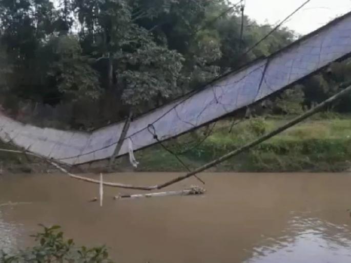 Hanging bridge collapses in Assam, many fall into river, 30 students injured | आसाममध्ये हँगिंग ब्रिज तुटून मोठी दुर्घटना, अनेकजण नदीत पडले, जखमींमध्ये ३० विद्यार्थ्यांचा समावेश Hanging bridge collapses in Assam, many fall into river, 30 students injured | आसाममध्ये हँगिंग ब्रिज तुटून मोठी दुर्घटना, अनेकजण नदीत पडले, जखमींमध्ये ३० विद्यार्थ्यांचा समावेश