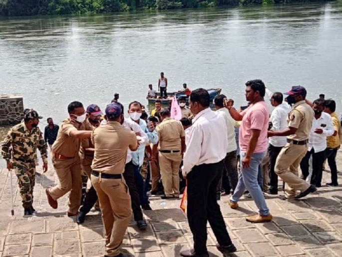 Jalasamadhi movement on sugarcane issues; protesters jump in Godavari basin of Paithan | ऊस प्रश्नांवर जलसमाधी आंदोलन; पोलिसांची तटबंदी भेदून आंदोलकांच्या गोदावरी पात्रात उड्या