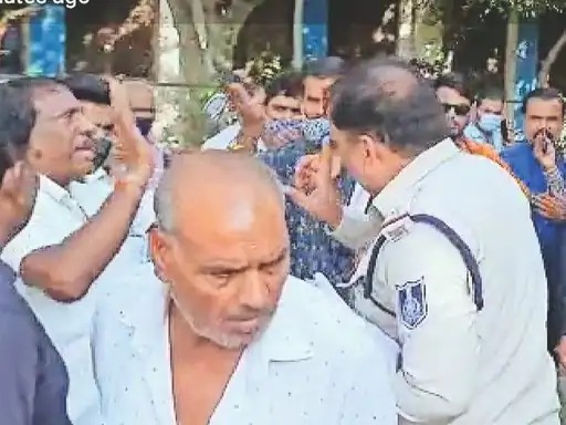 Four brothers rushed to the court to keep their mother with them, finally the mother said I will stay with the youngest child | आईला आपल्याकडे ठेवण्यासाठी चार भाऊ आपापसात भिडले, कोर्टात गेले, अखेर आई म्हणाली मी धाकट्या मुलाकडे राहीन Four brothers rushed to the court to keep their mother with them, finally the mother said I will stay with the youngest child | आईला आपल्याकडे ठेवण्यासाठी चार भाऊ आपापसात भिडले, कोर्टात गेले, अखेर आई म्हणाली मी धाकट्या मुलाकडे राहीन