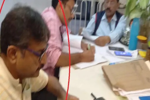 17 bank accounts, property from Patna to Noida; The investigation team was also shocked to see the assets of this officer | १७ बँक खाती, पाटण्यापासून नोएडापर्यंत प्रॉपर्टी; या अधिकाऱ्याची संपत्ती पाहून तपास यंत्रणाही चकित 17 bank accounts, property from Patna to Noida; The investigation team was also shocked to see the assets of this officer | १७ बँक खाती, पाटण्यापासून नोएडापर्यंत प्रॉपर्टी; या अधिकाऱ्याची संपत्ती पाहून तपास यंत्रणाही चकित