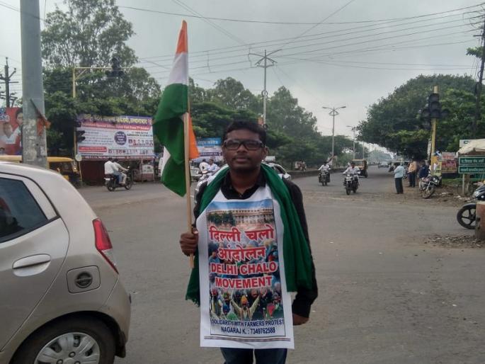 MTech youth from Bangalore moves to Delhi; Walking Bharat Yatra in support of the farmers' movement at Delhi | बेंगळुरुच्या एमटेक तरुणाची दिल्लीवर चाल; शेतकरी आंदोलनाच्या समर्थनार्थ पायी भारत यात्रा MTech youth from Bangalore moves to Delhi; Walking Bharat Yatra in support of the farmers' movement at Delhi | बेंगळुरुच्या एमटेक तरुणाची दिल्लीवर चाल; शेतकरी आंदोलनाच्या समर्थनार्थ पायी भारत यात्रा