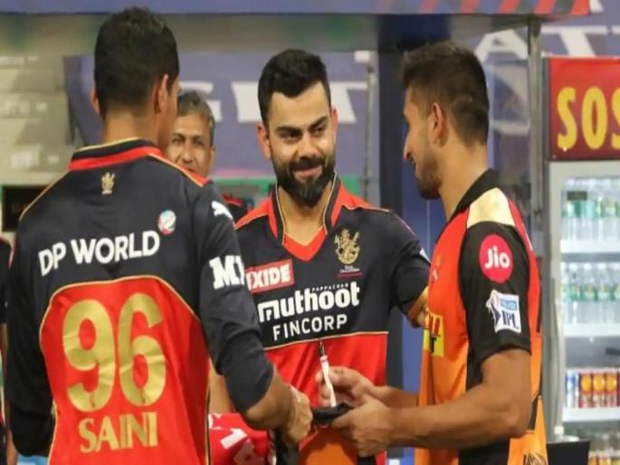 IPL 2021, RCB vs SRH: Umran Malik throws the ball at a speed of more than 150 kmph, Virat Kohli forgets the pain of defeat | IPL 2021, RCB vs SRH: Umran Malikने १५० किमीपेक्षा अधिक वेगाने टाकला चेंडू, Virat Kohliने पराभवाचं दु:ख विसरत दिली खास भेट