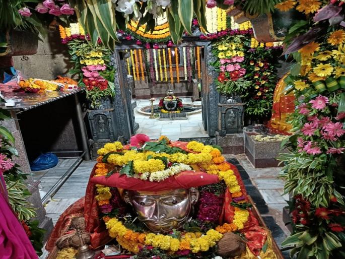 Navratri : Devotees took darshan of Lord Vaidyanatha following the rules of Covid | कोविड नियमांचे पालन करत भाविकांनी घेतले प्रभू वैद्यनाथाचे दर्शन Navratri : Devotees took darshan of Lord Vaidyanatha following the rules of Covid | कोविड नियमांचे पालन करत भाविकांनी घेतले प्रभू वैद्यनाथाचे दर्शन