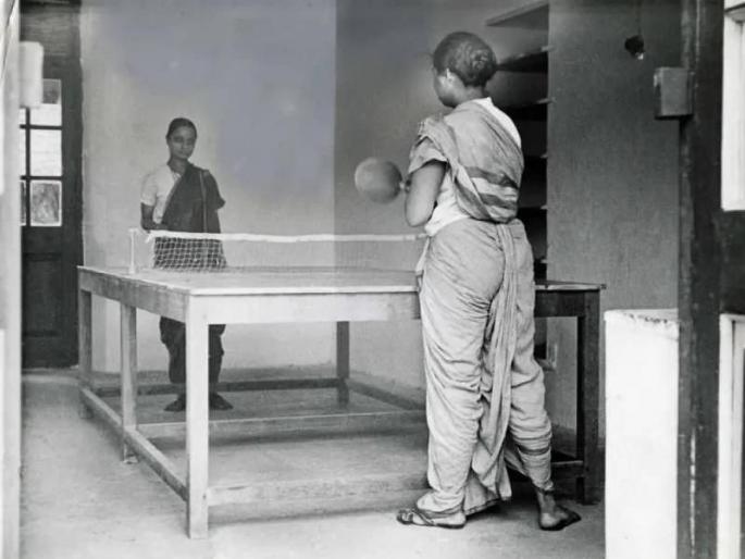 Widows woman in Maharashtra playing table tennis in the year of 1935 photo | काष्टी साडी नेसुन टेबल टेनिस खेळणाऱ्या या महिला कोण आहेत? १९३५ सालच्या फोटो मागचं हे सत्य Widows woman in Maharashtra playing table tennis in the year of 1935 photo | काष्टी साडी नेसुन टेबल टेनिस खेळणाऱ्या या महिला कोण आहेत? १९३५ सालच्या फोटो मागचं हे सत्य