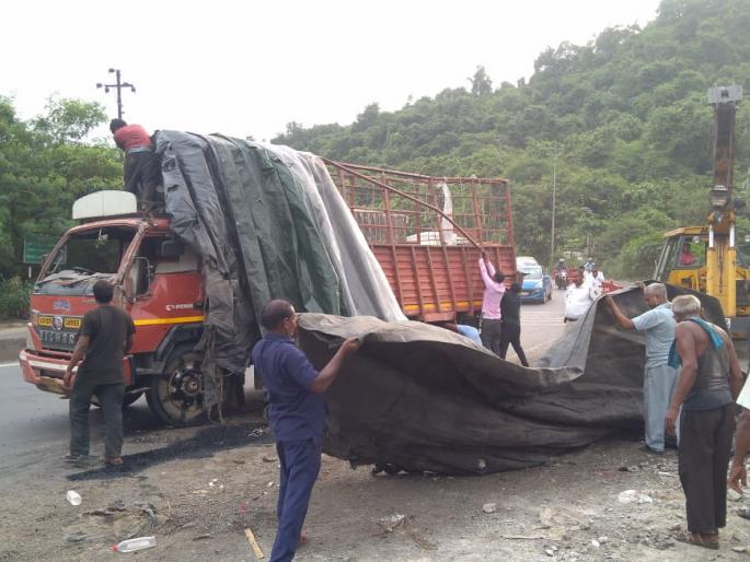 An eight-tonne cashew truck overturned in Thane; Fortunately no one was injured | आठ टन काजूचा ट्रक ठाण्यात उलटला; सुदैवाने कोणीही जखमी नाही An eight-tonne cashew truck overturned in Thane; Fortunately no one was injured | आठ टन काजूचा ट्रक ठाण्यात उलटला; सुदैवाने कोणीही जखमी नाही