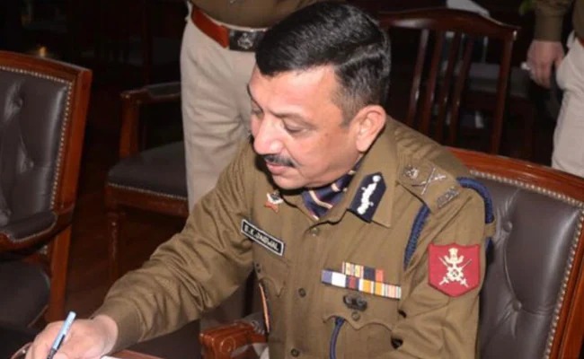 Phone Tapping Case: CBI Director Subodh Jaiswal summoned by Mumbai Police Cyber Cell | Phone Tapping Case : सीबीआयचे संचालक सुबोध जयस्वाल यांना मुंबई पोलिसांच्या सायबर सेलने पाठवलं समन्स Phone Tapping Case: CBI Director Subodh Jaiswal summoned by Mumbai Police Cyber Cell | Phone Tapping Case : सीबीआयचे संचालक सुबोध जयस्वाल यांना मुंबई पोलिसांच्या सायबर सेलने पाठवलं समन्स