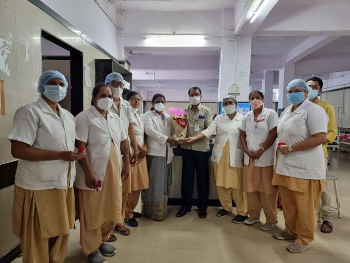 Going to the ward and honoring the 'Durga' who serving the patients | रूग्णसेवा करणाऱ्या 'दुर्गां'चा वॉर्डात जावून सन्मान Going to the ward and honoring the 'Durga' who serving the patients | रूग्णसेवा करणाऱ्या 'दुर्गां'चा वॉर्डात जावून सन्मान