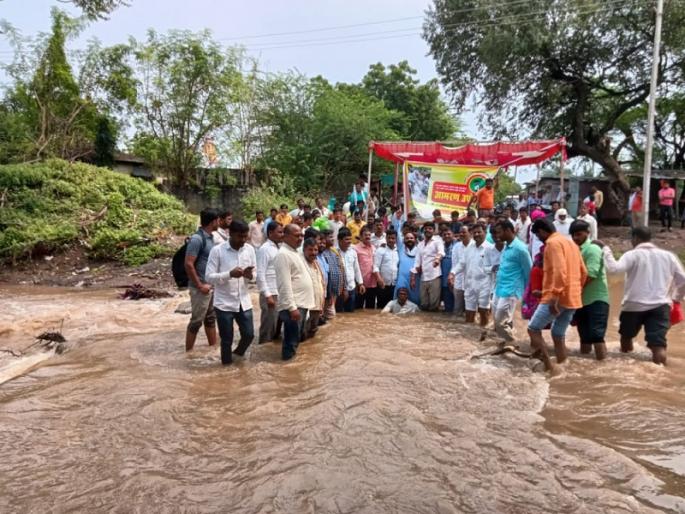 The villagers staged agitation in the Lendi river demanding the bridge | पुलाच्या मागणीसाठी ग्रामस्थांनी लेंडीनदीच्या पाण्यात बसून केले आंदोलन 
