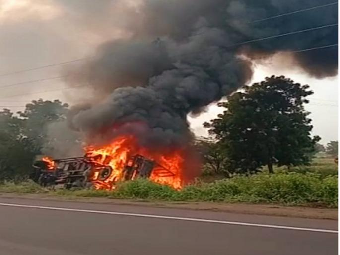 Thrill of 'burning truck' on Gangapur road; burn the truck with a cotton swab | गंगापूर मार्गावर 'बर्निंग ट्रकचा' थरार; कापसाच्या गाठीसह ट्रक खाक Thrill of 'burning truck' on Gangapur road; burn the truck with a cotton swab | गंगापूर मार्गावर 'बर्निंग ट्रकचा' थरार; कापसाच्या गाठीसह ट्रक खाक