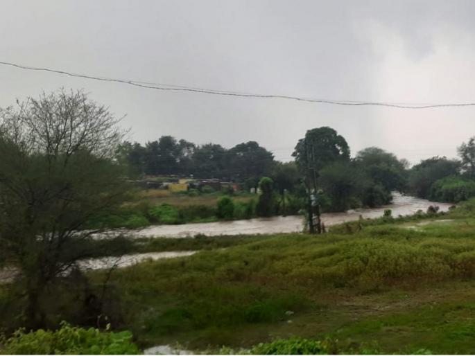 Heavy rains again in Ambajogai taluka; Many carried soybeans | अंबाजोगाई तालुक्यात पुन्हा अतिवृष्टी; अनेकांचे सोयाबीनचे ढीग गेले वाहून