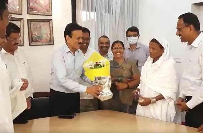 In Jalgaon, Shiv Sena was hit hard by Girish Mahajan, BJP rebel corporators returned home | Jalgaonमध्ये Girish Mahajan यांच्याकडून शिवसेनेला मोठा धक्का, BJP च्या बंडखोर नगरसेवकांची केली घरवापसी In Jalgaon, Shiv Sena was hit hard by Girish Mahajan, BJP rebel corporators returned home | Jalgaonमध्ये Girish Mahajan यांच्याकडून शिवसेनेला मोठा धक्का, BJP च्या बंडखोर नगरसेवकांची केली घरवापसी